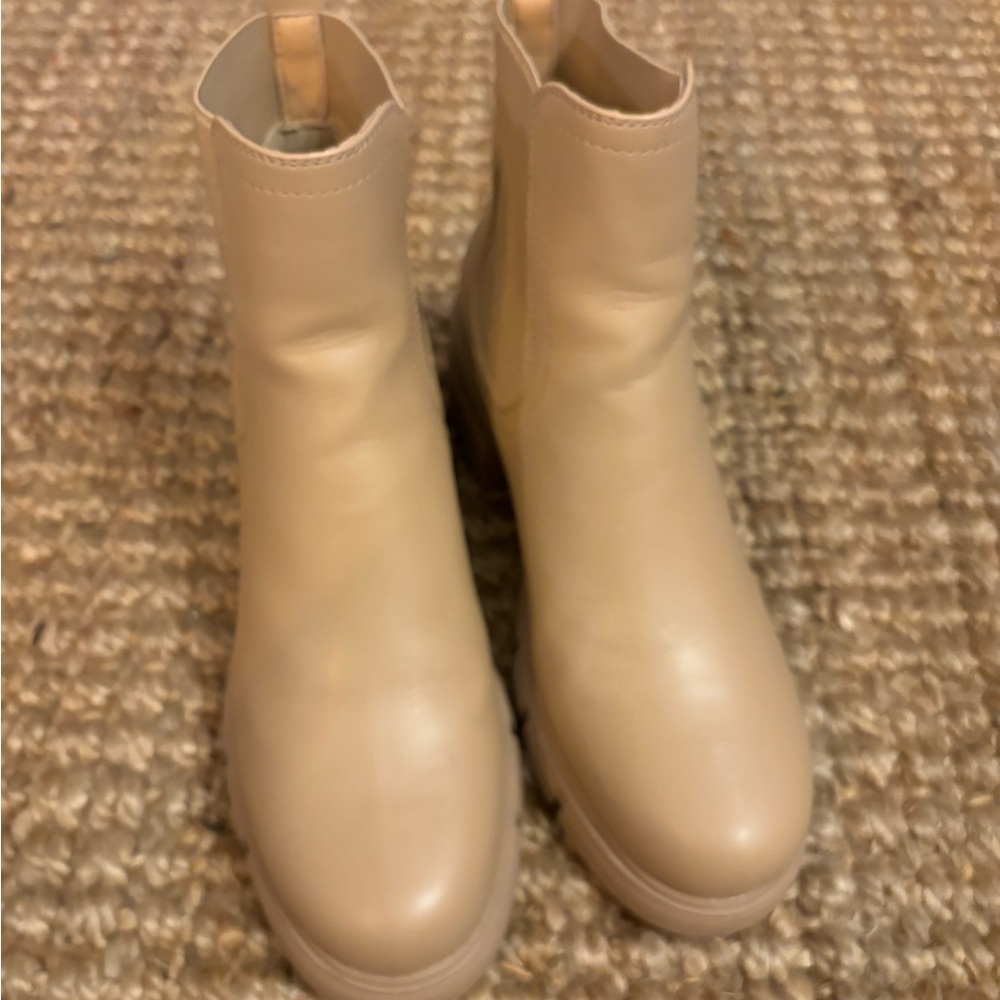 Boston Women’s Chelsea Boot with chunky black heel.